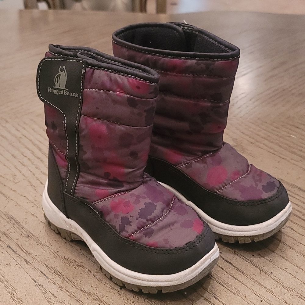 Toddler boy boots with velcro size 9 💚